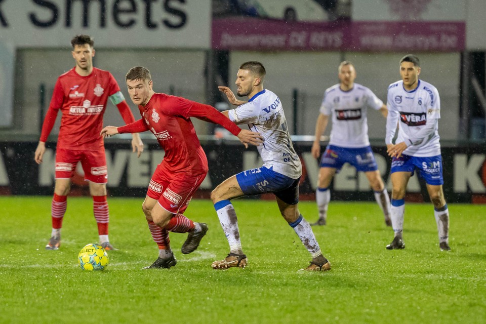 Nick Havermans probeert Mylan Carrasco af te houden. “We hadden een dosis geluk maar we bleven overeind”, aldus doelpuntenmaker Milts.