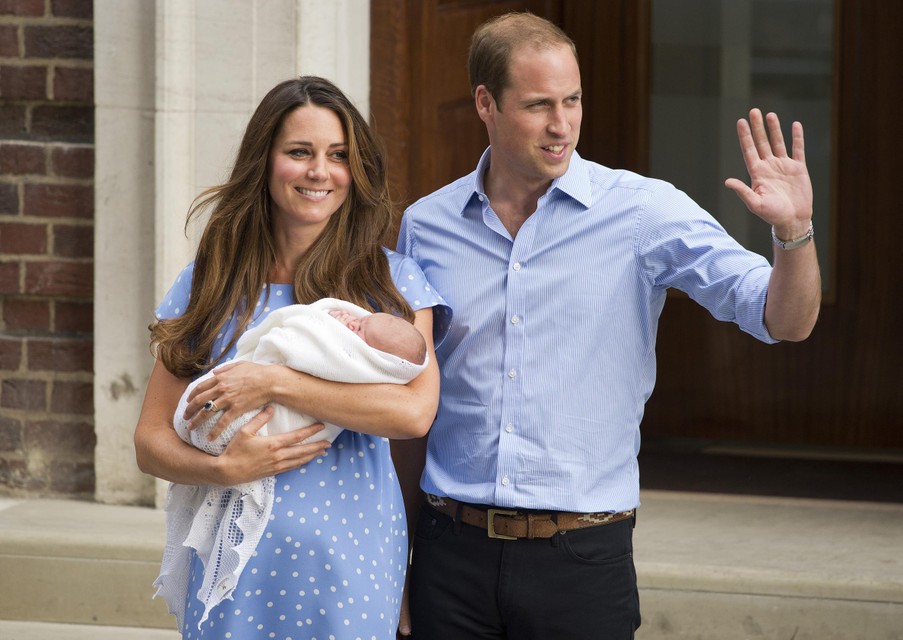 Kate en William verlaten het ziekenhuis met de pasgeboren George. 