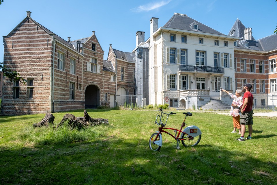 Links, het oudste kasteel van Deurne in het Bisschoppenhofpark.