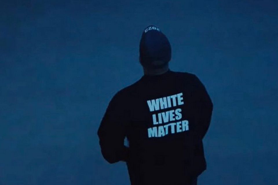 Kanye West in de bewuste sweatshirt. 