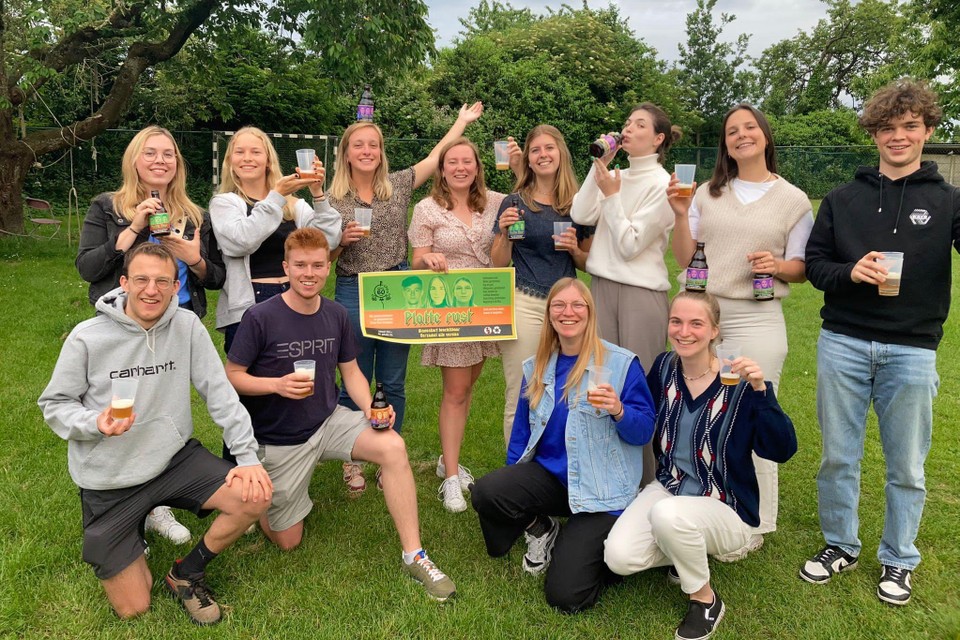 De naam van het biertje verwijst naar het rustmoment tijdens het zomerkamp. 