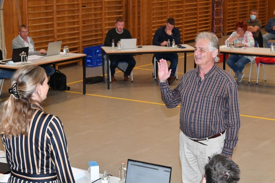 Juul Liekens legt de eed af als schepen bij de al even nieuwe burgemeester Leen Wouters.