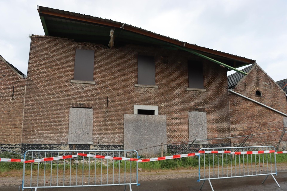 Het dak van het bekende huis van de familie van auteur Georges Simenon waaide bijna van de buitenmuren.