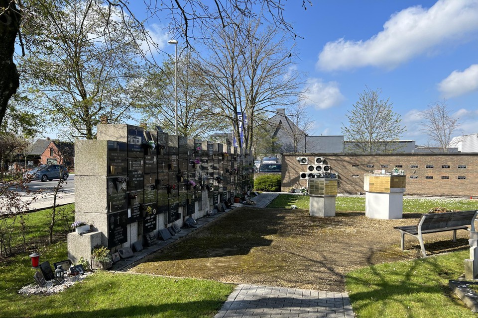 De urnen werden gestolen op het kerkhof van Diksmuide.
