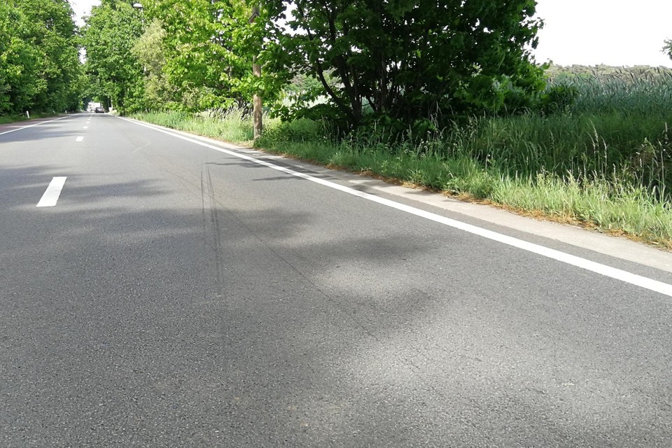 Een dag na het incident zijn de remsporen op het wegdek van de Poederleeseweg in Vorselaar nog duidelijk zichtbaar.