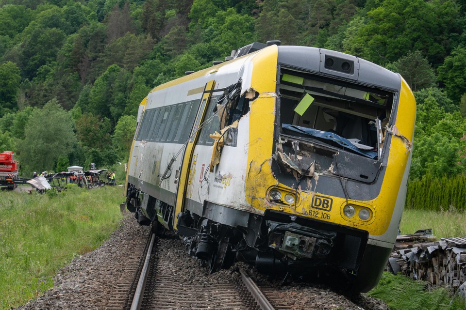 reinigen Negen Portugees Verschillende gewonden na botsing tussen trein en bus in zuiden van  Duitsland | Het Nieuwsblad Mobile