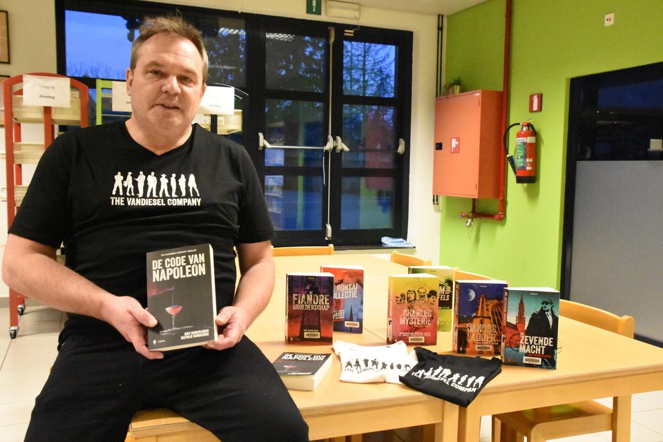 Dirk Vanderlinden heeft niet alleen zijn negende boek uit, voor het eerst met co-auteur Beatrijs Vermaercke. Binnenkort verschijnen de personages van de Vandiesel Compy ook in virtual reality games.