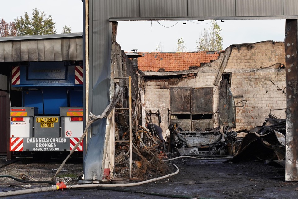 De ravage is groot. Verschillende auto’s en een bestelwagen gingen in vlammen op.