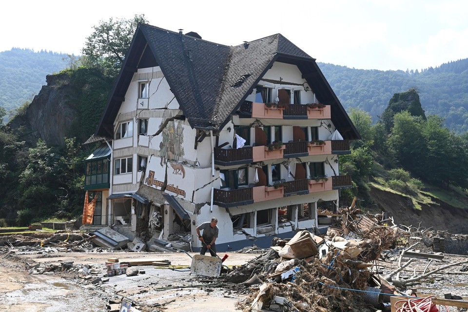 Niet alleen bij ons richtte de hevige regenval een ware catastrofe aan, ook elders in Europa, zoals hier in het Duitse Mayschoss.