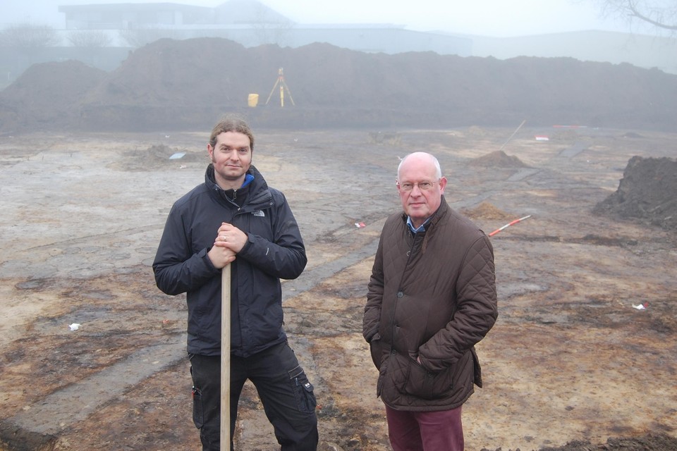 Archeoloog Thierry samen met voorzitter van Erfgoed Waasland Johan Smet van op de site.