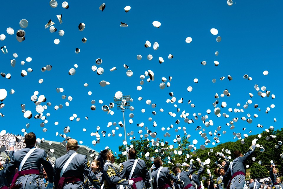 Archiefbeeld: studenten vieren dat ze afgestudeerd zijn aan de West Point academie.