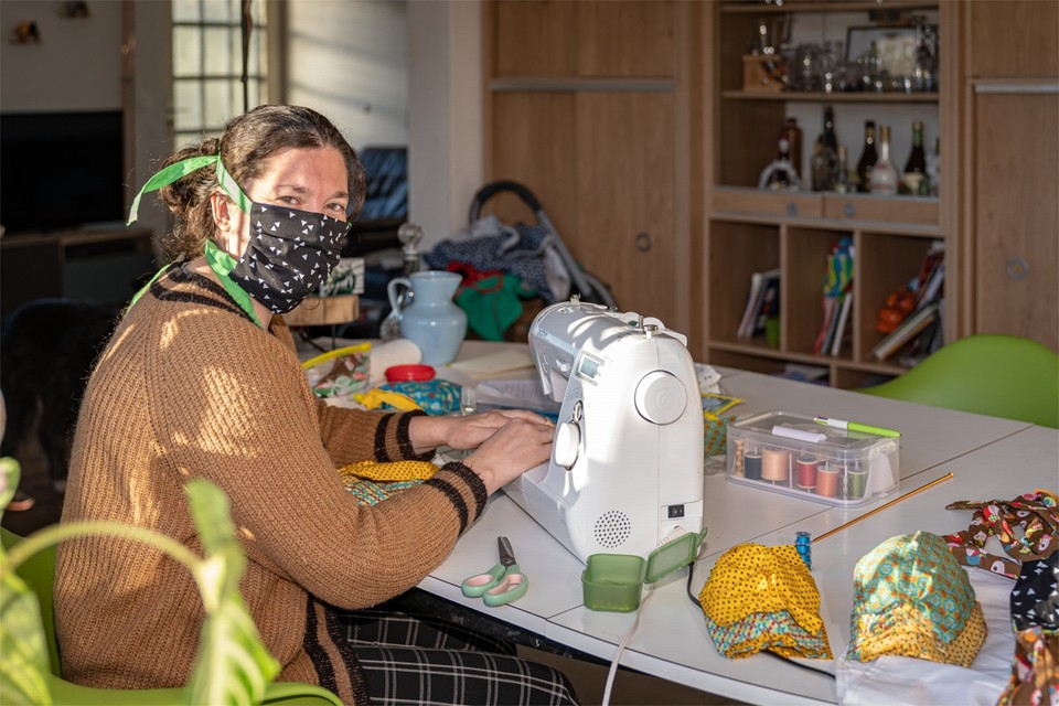 Elke week Scarp puberteit Sofie (36) en vele anderen blijven mondmaskers naaien: “Ze worden gebruikt,  ook nu professionele maskers op komst zijn” | Het Nieuwsblad Mobile