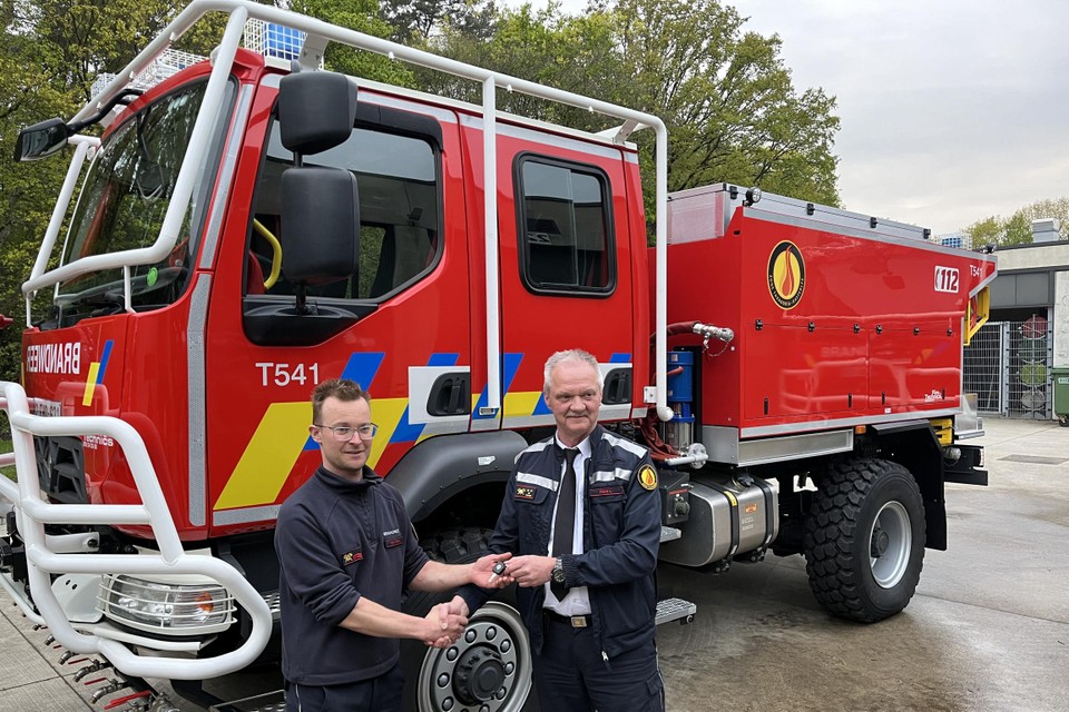 Zonecommandant Luc Faes (rechts) overhandigt de sleutels van de nieuwe bosbrandweerwagen aan Jakke Van Eyck van het brandweerkorps in Kasterlee.