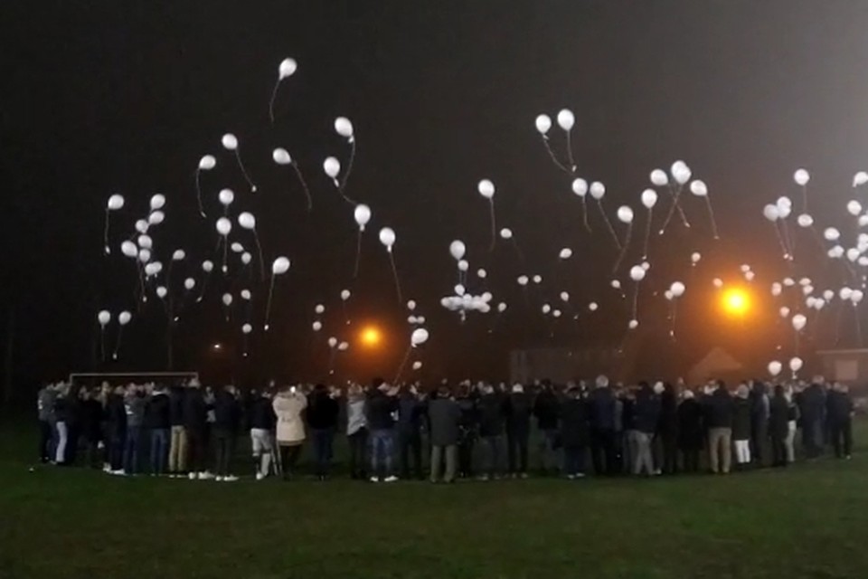 Meer dan honderd familieleden en vrienden lieten witte ballonnen op ter nagedachtenis van Matthias Vuylsteke.