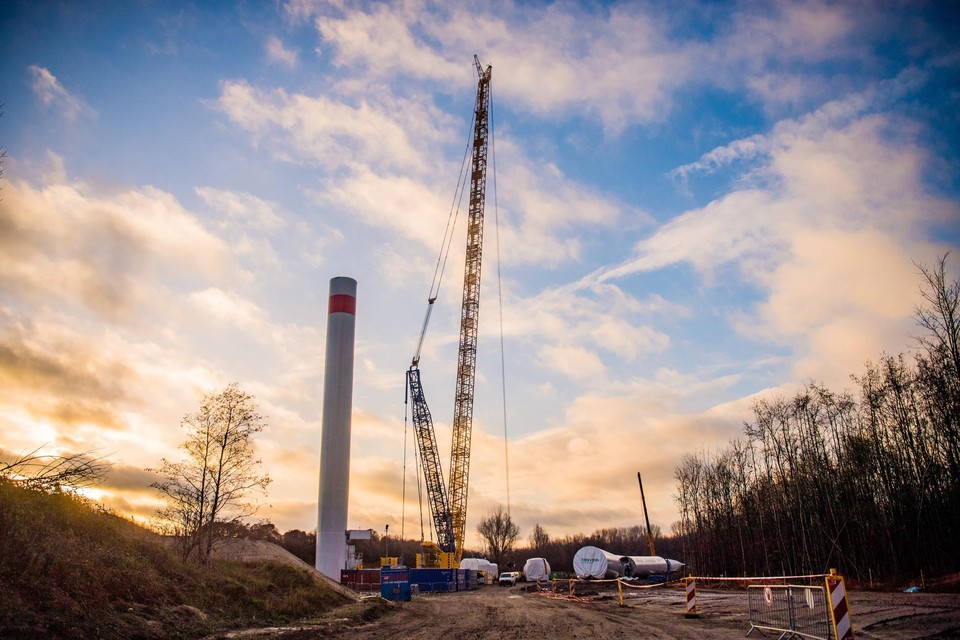 De bouw van twee 230 meter hoge windmolens op de terreinen van ArcelorMittal is gestart, zonder subsidies. Een primeur. 