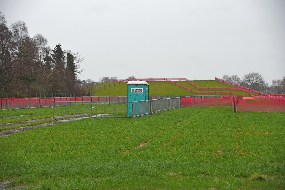 De Vlaamse overheid gaat in beroep tegen de aanleg van een heuvel op het terrein. 