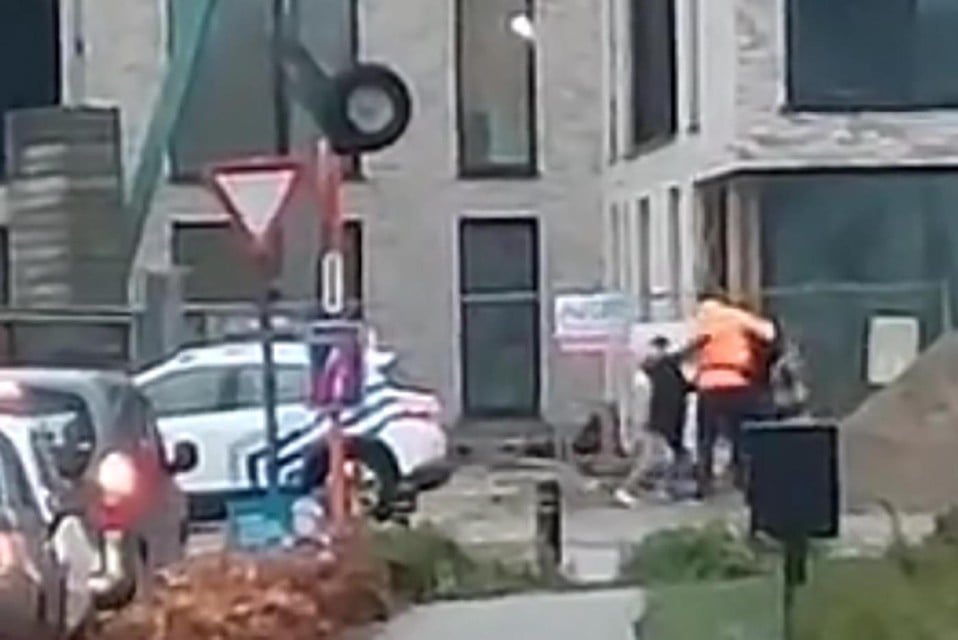 The moment when the 12 -year -old boy pulled a knife and picked it up to the local police officer.