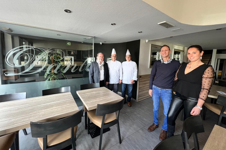 Sabina Mantia en Nico De Simone, hier met chef-kok Lilo, chef-pizza Mimo en voormalig eigenaar Enzo Di Biase in restaurant Dante in Genk. 