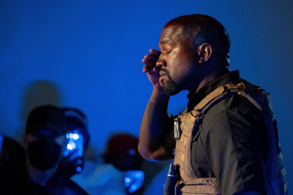 Kanye West werd emotioneel tijdens zijn (voorlopig) enige verkiezingsmeeting als presidentskandidaat. 