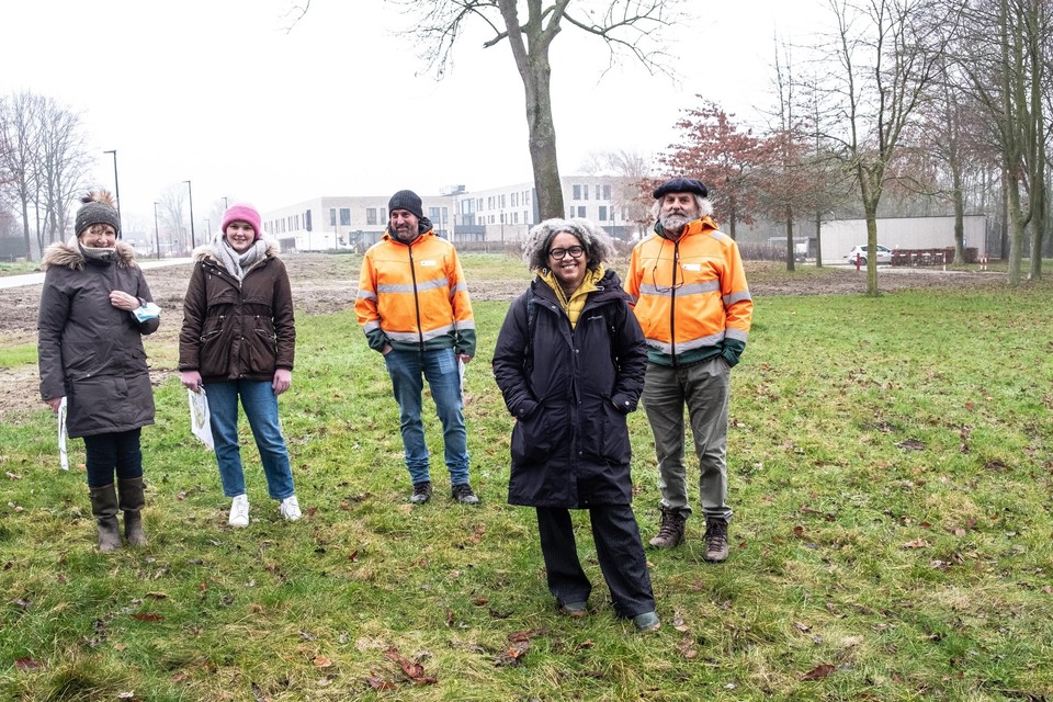 De mensen van Team Groen, waaronder Bart Backaert en vooraan Trees De Bruyne, kwamen dinsdag poolshoogte nemen op de braakliggende terreinen die omgetoverd worden in een voedselbos of ‘smuljungle’. 