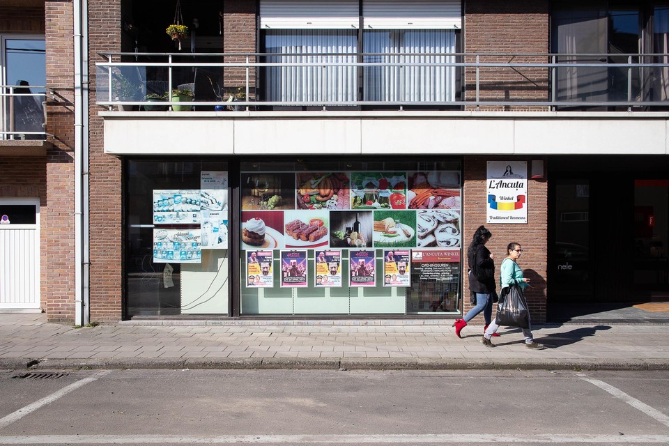 Een Roemeense winkel in Roeselare, waar de gemeenschap met goed 2.000 Roemenen de grootste is, op de Vlaamse na. 
