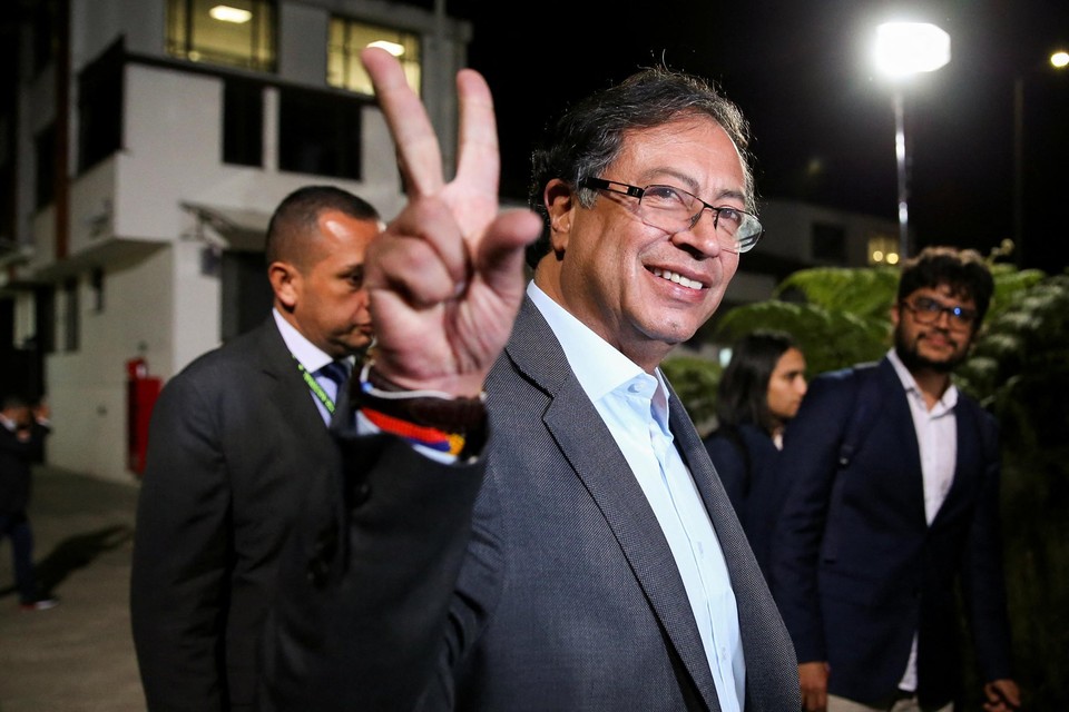De voormalige burgemeester van Bogota Gustavo Petro ligt op kop 