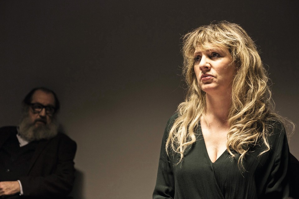 Maaike Cafmeyer als beklaagde in het eerste seizoen van ‘De twaalf’. De bekroonde serie krijgt officieel een vervolg.