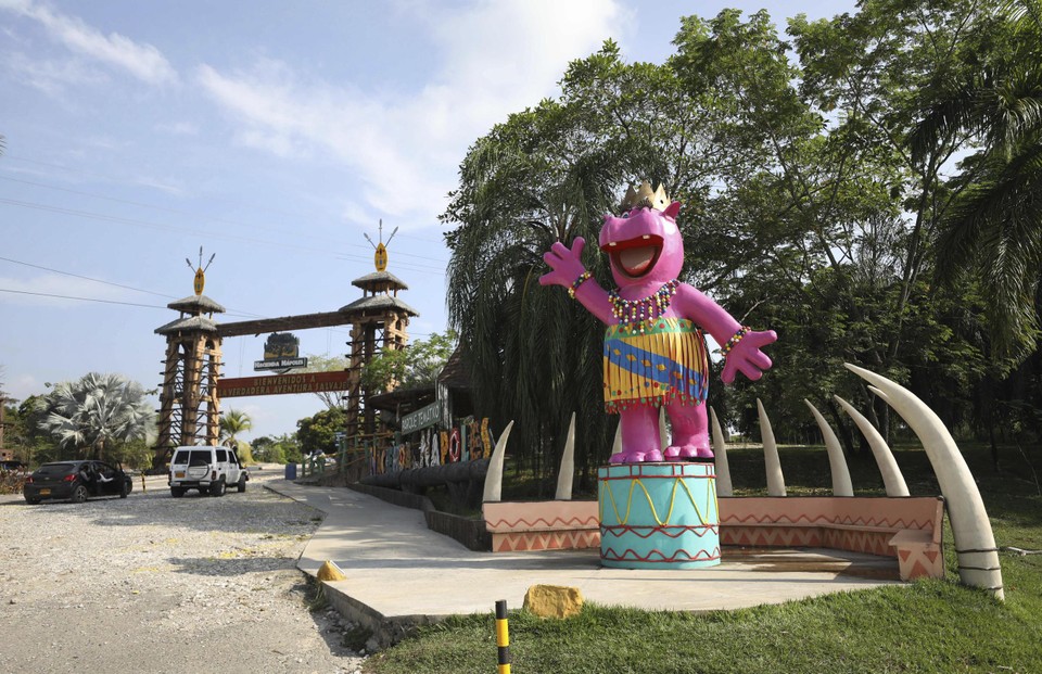 Un ippopotamo come mascotte all'ingresso del parco 
