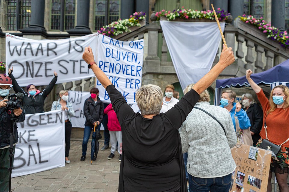 Buurtbewoners tijdens een eerdere protestactie voor het behoud van de Bernadettewijk.