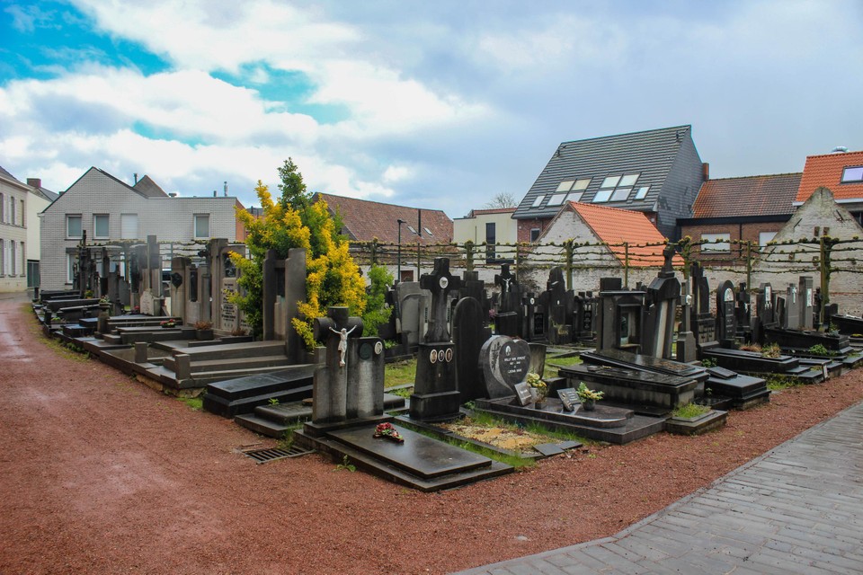 Alle aspecten van de historische begraafplaats rond de kerk worden binnenkort heropgewaardeerd.