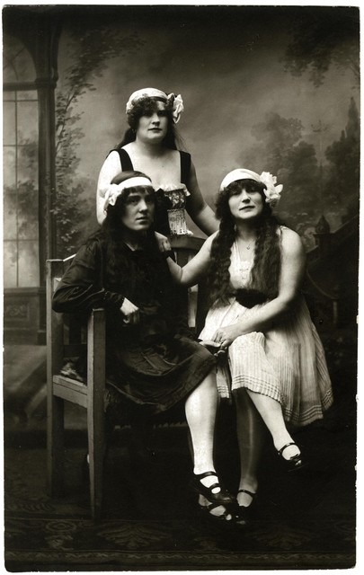 Drie Antwerpse prostituees laten zich fotograferen omstreeks 1900.