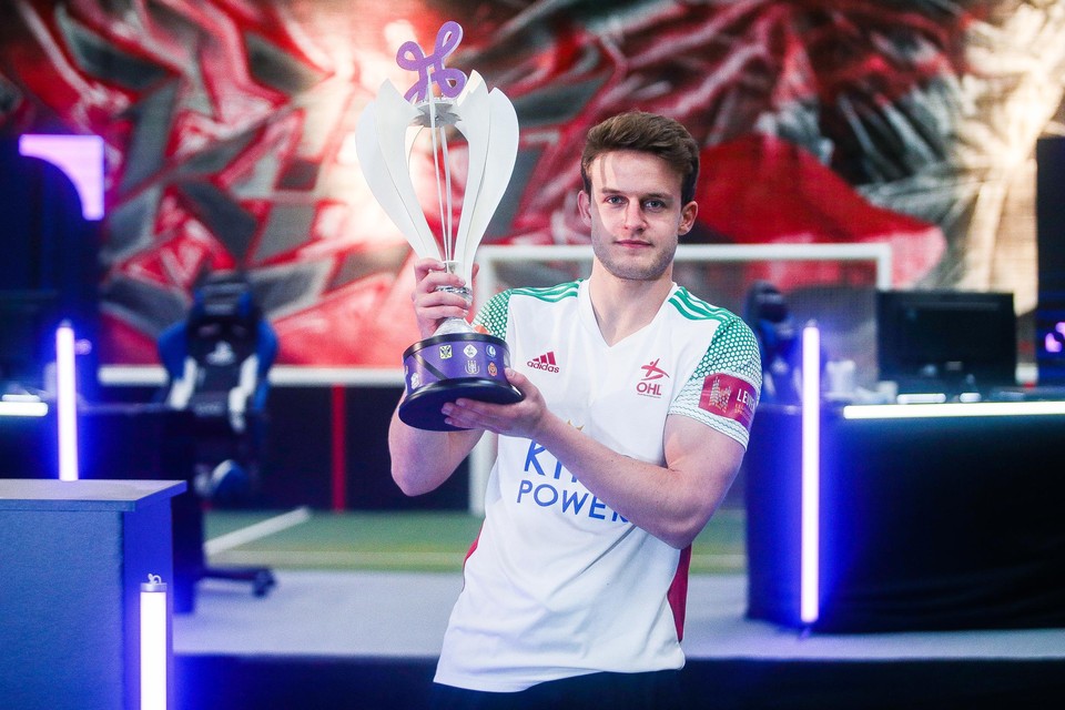 Reinout (22) maakt Oud-Heverlee Leuven kampioen … op FIFA