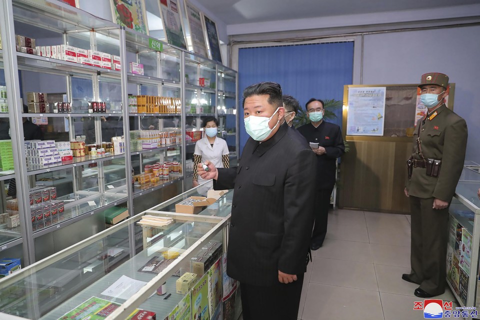 De Noord-Koreaanse leider Kim Jong Un, in het midden, in een apotheek in Pyongyang.  