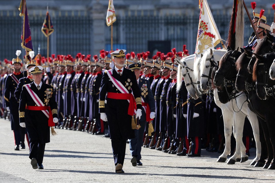 De laatste job van Felipe: Zaterdag schouwde hij de troepen tijdens een militaire parade.
