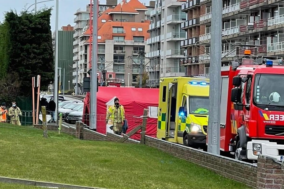 De brandweer plaatste een tent in de Elisalaan.