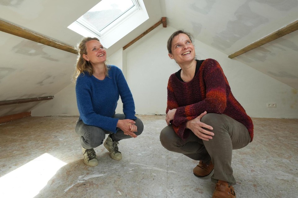 Yvette (rechts) op de verbouwde zolder van haar eigendom in de Bloemekenswijk.