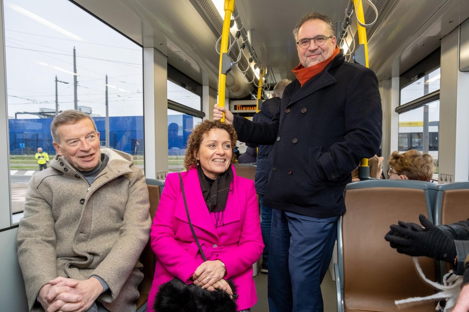 De Lijn-voorzitter Johan Sauwens, minister Lydia Peeters en schepen Koen Kennis namen al een ritje.