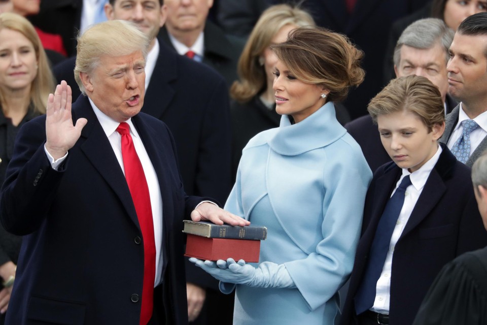 Het standbeeld verwijst naar het blauwe mantelpakje dat Melania Trump aanhad tijdens de eedaflegging van haar echtgenoot in 2017. 