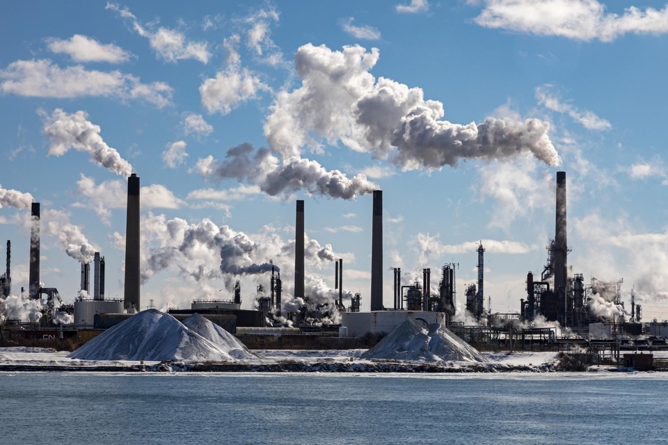 ExxonMobil knew exactly how much the earth would warm up, but proclaimed that a cold spell could just as well be coming (photo: the company's refinery in Canada). 