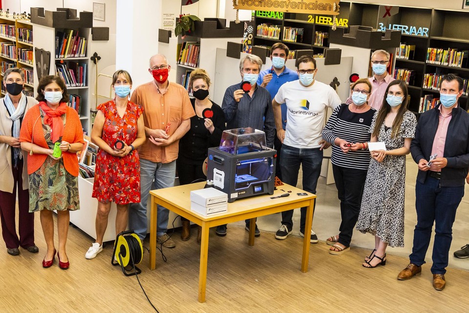 Bibliothecarissen en medewerkers van de cultuurregio poseren fier met de eerste creaties