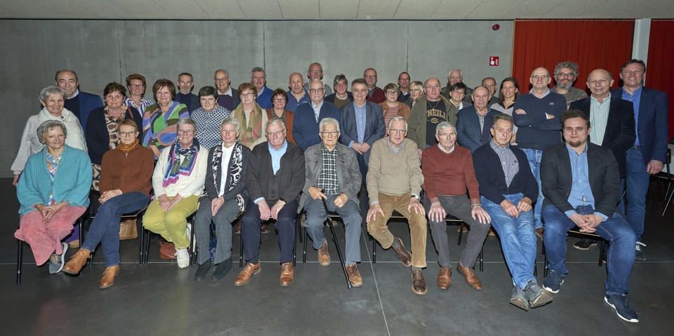 Leden van de heemkundige kring KLT poseren samen met leden van het gemeentebestuur van Kasterlee.