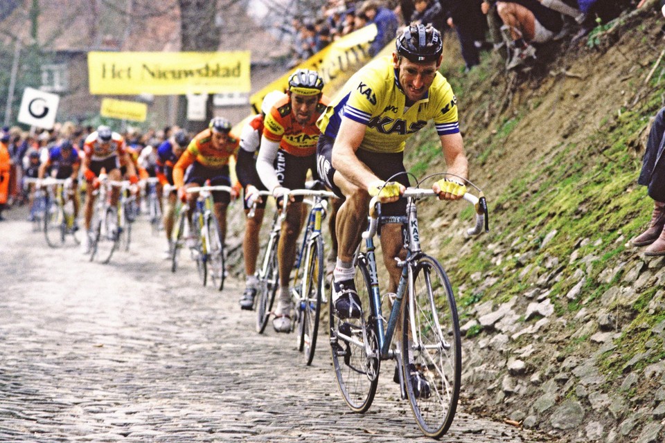 Sean Kelly op de Muur van Geraardsbergen in de Ronde van Vlaanderen 1986. 