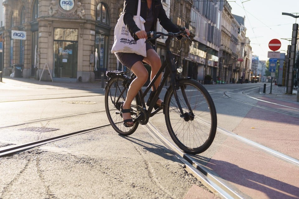 Vooral bij nat weer is sporen kruisen met de fiets een gevaarlijke onderneming.