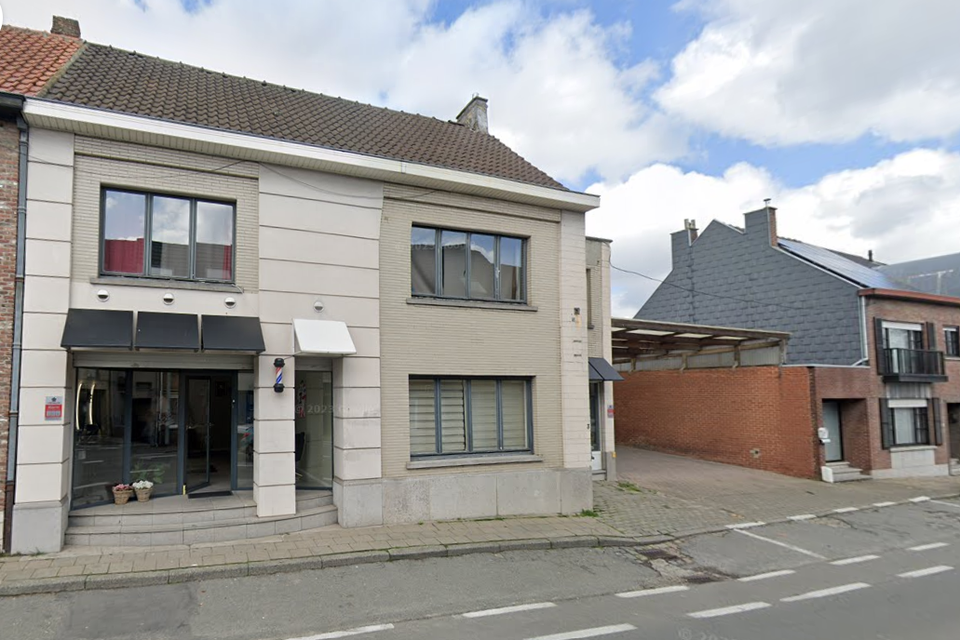 Een kapperszaak in Kerksken werd zaterdag overvallen door drie daders in een witte overall.