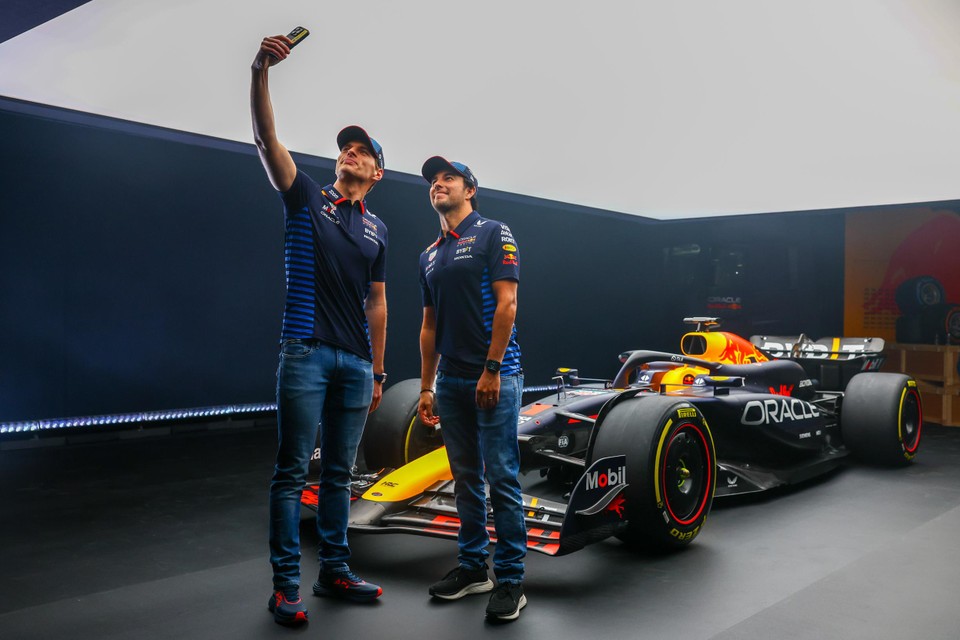 Max Verstappen (left) and Sergio Pérez (right) with the RB20.