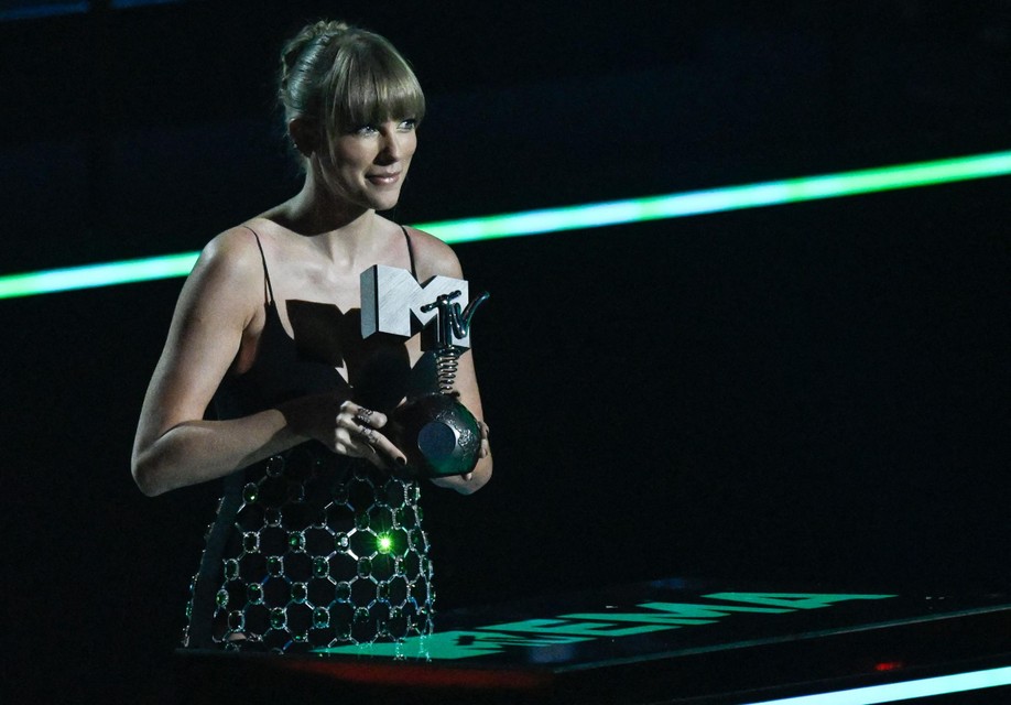 Winnaar van de avond is Taylor Swift, de zangeres nam vier awards mee naar huis.. 