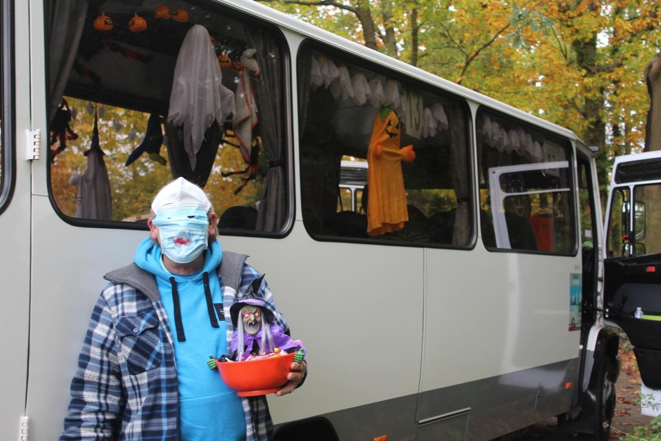 Buschauffeur Dries Pienaer wil het voor de kinderen van Sint-Gerardus vooral leuk maken tijdens de lange rit.