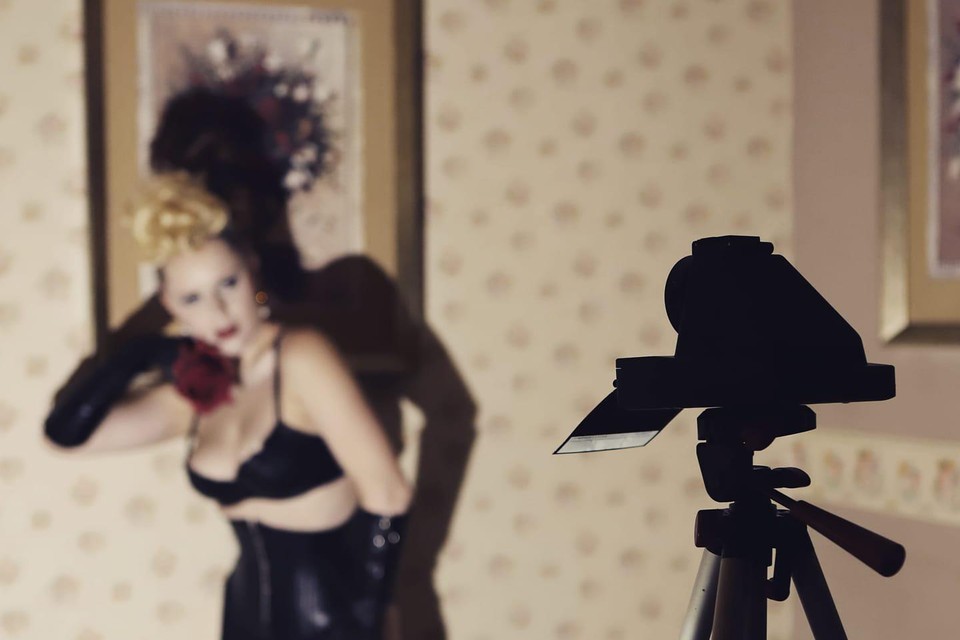 Ifa Brand shoot sensuele en erotische zelfportretten met Polaroid. 