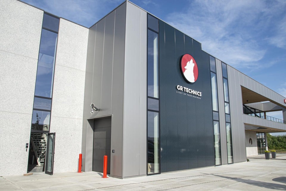 In de Beemdenstraat in Beerse nam GR Technics, een producent van mobiele camera- en lichtmasten en energiesystemen, een moderne nieuwbouw in gebruik.