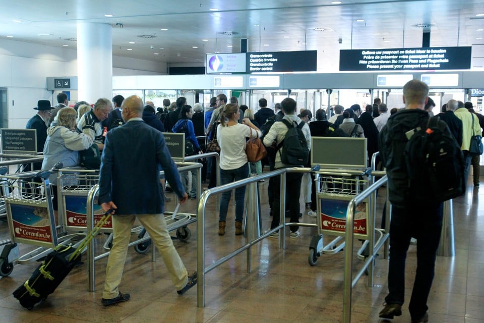 Minister Quintin opposes more flexible passport controls on Zaventem and comes with « summer plan »